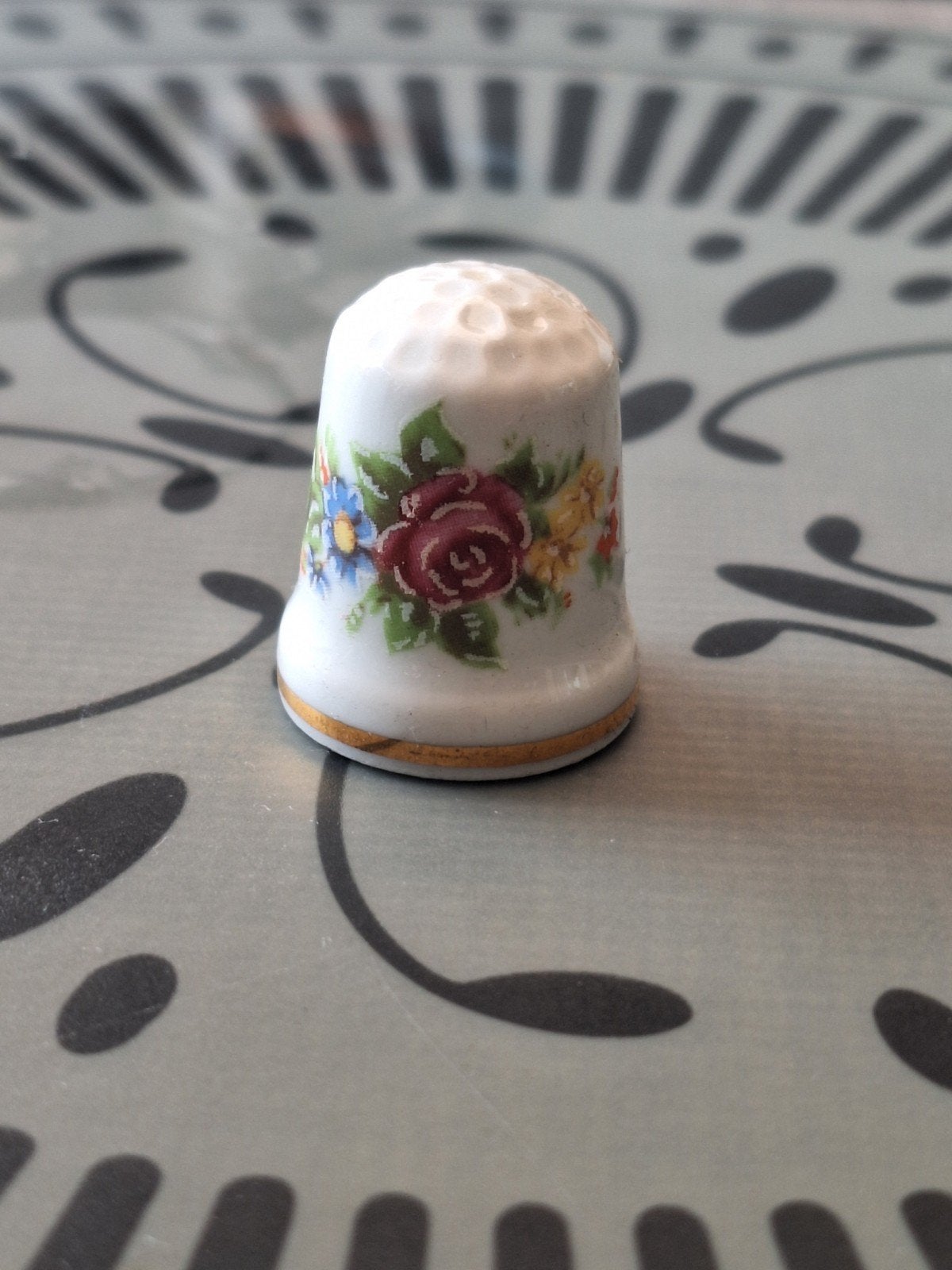 Vingerhoedje Eze - Porselein met landschap en bloemen, Ophalen of Verzenden, Gebruikt, Porselein, Buitenland
