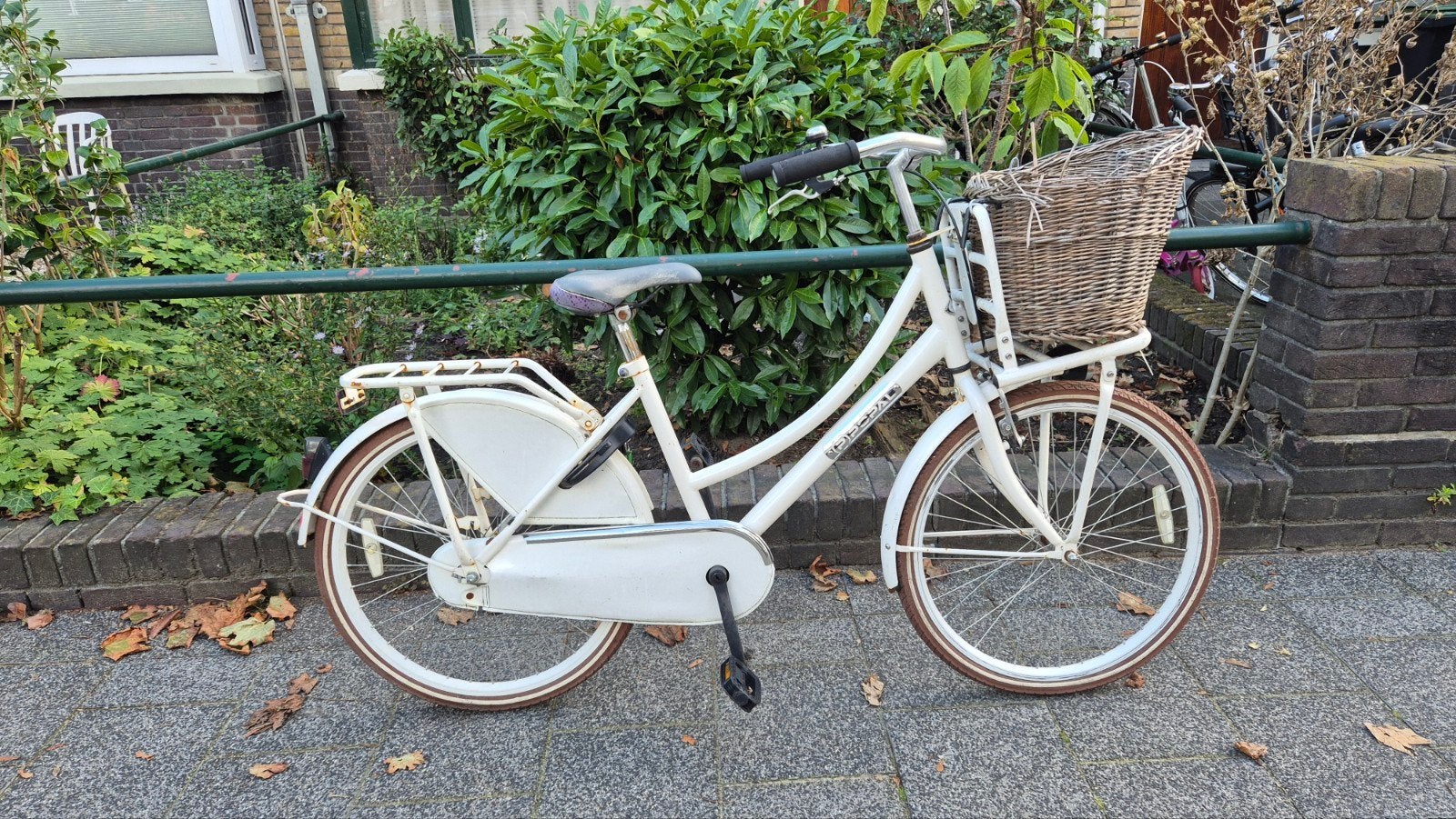 Opknapper damesfiets met mand - fietst en remt nog, Fietsen en Brommers, Fietsen | Dames | Damesfietsen, Terugtraprem, Gebruikt