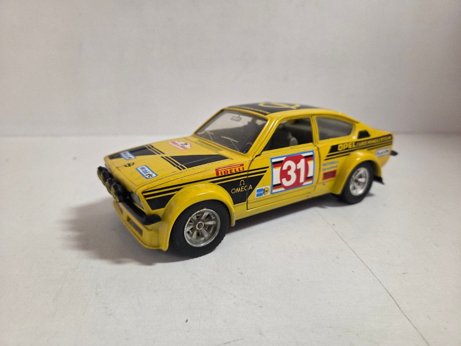 Bburago Opel Kadett GT/E dealerteam 1:24, Hobby en Vrije tijd, Modelauto's | 1:24, ., Ophalen of Verzenden, Zo goed als nieuw