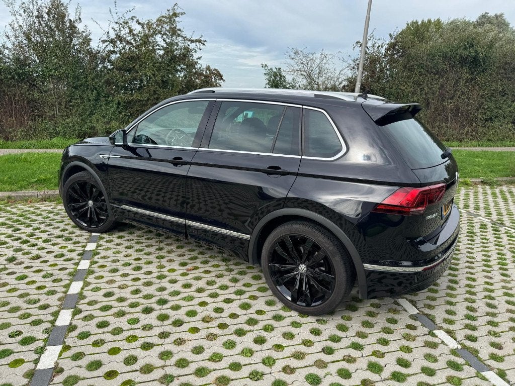 Volkswagen Tiguan 1.5 TSI ACT 150pk DSG 2019 R-Line Carplay, Auto's, Dealer onderhouden, 1498 cc, Zwart, Leder en Stof