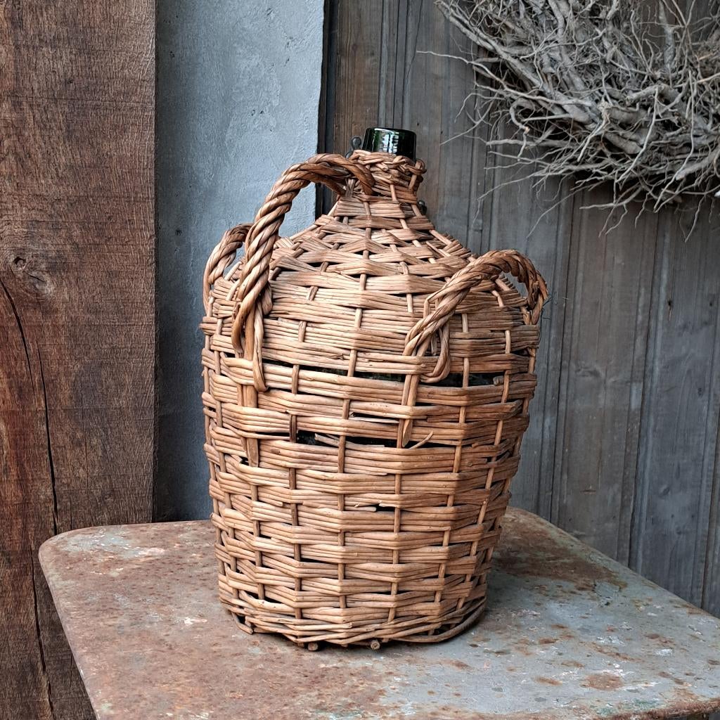 OPRUIMING Brocante oude stoere fles in rieten mand *Etage3*, Gebruikt, ., Ophalen of Verzenden, .