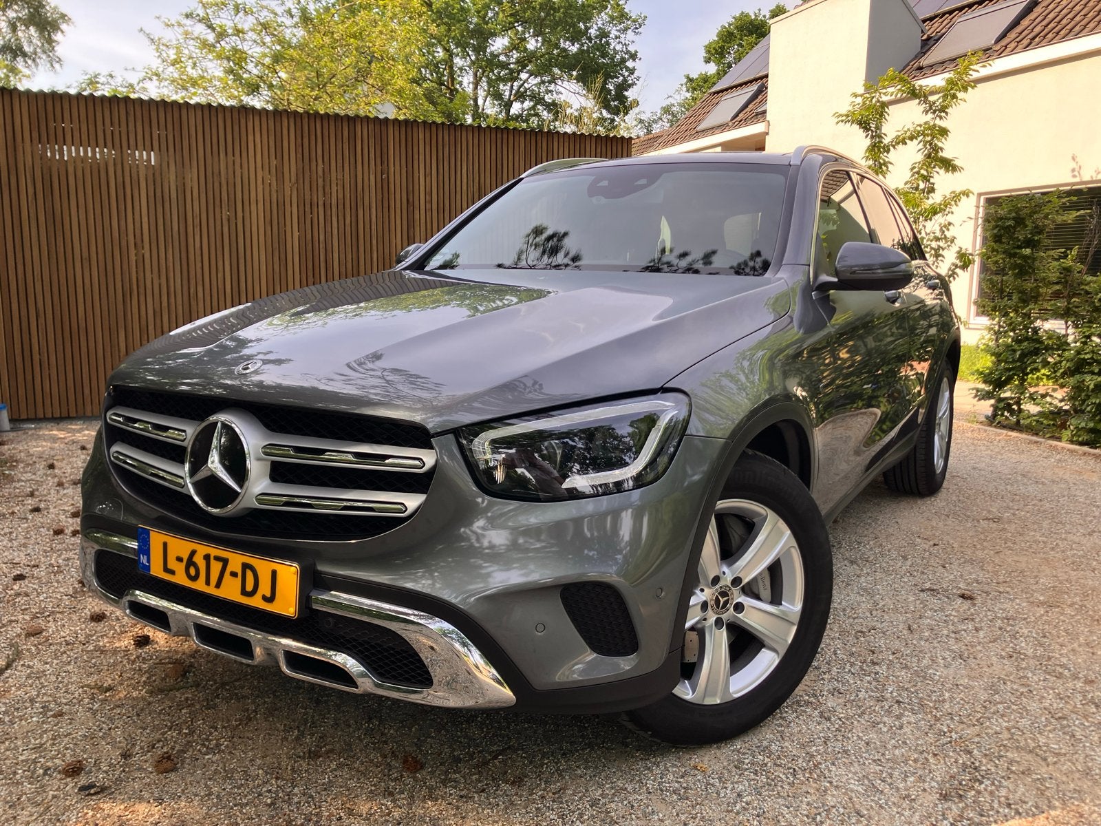 Mercedes-Benz GLC 300e 320pk 4MATIC 9G-TRONIC 2020 Grijs, Auto's, Automaat, Zwart, 4 cilinders, 2000 kg