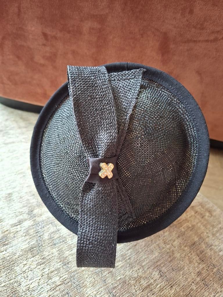 Zwart dopje haarband hoedje schotel met strik en strass, Kleding | Dames, Hoeden en Petten, Hoed, One size fits all, Ophalen of Verzenden