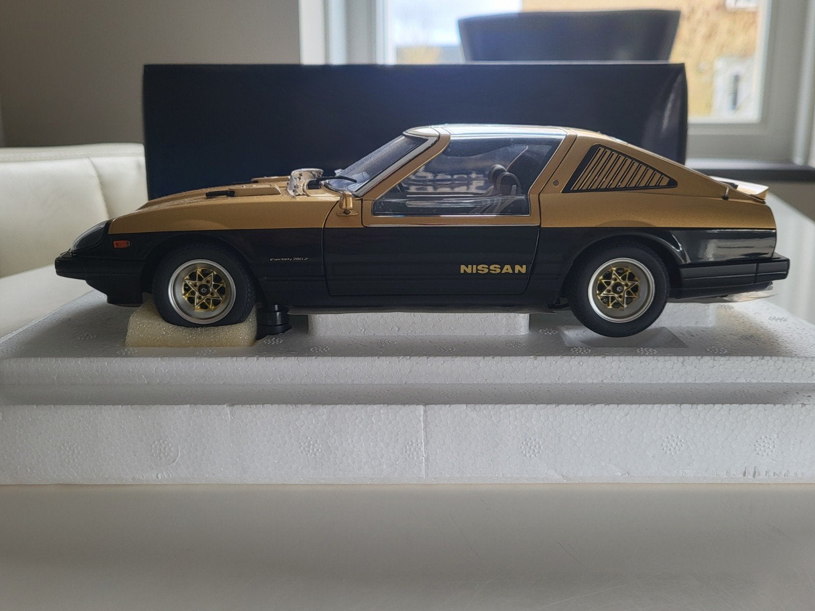 1:18 AutoArt Nissan Fairlady 280Z Seibu-Keisazu Super Z, Auto, Autoart, Ophalen of Verzenden, Zo goed als nieuw