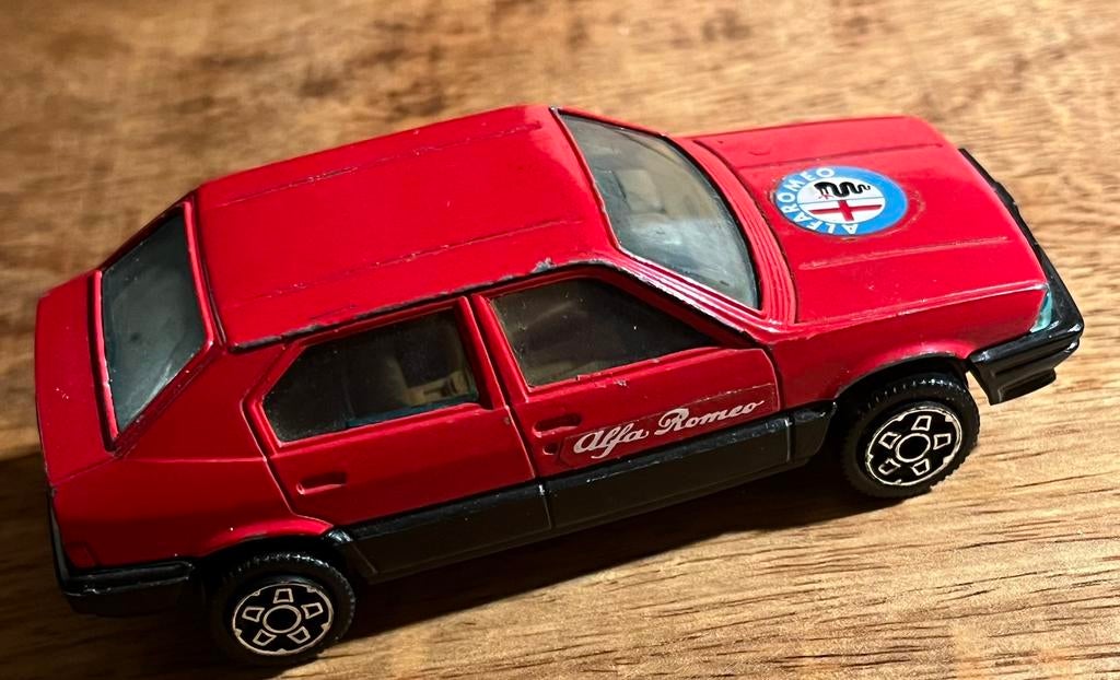 Burago Alfa Romeo 1/43 Pirelli, Ophalen of Verzenden, Zo goed als nieuw, Auto, Rietze