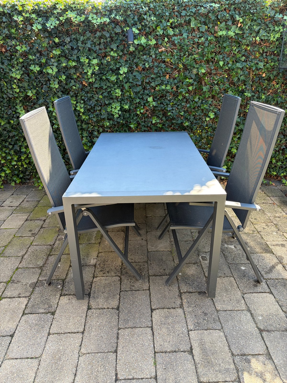 Tuintafel, 4 stoelen en kussens 161,5x90x75 cm antraciet, Tuin en Terras, Ophalen, 4 zitplaatsen, Gebruikt, Aluminium