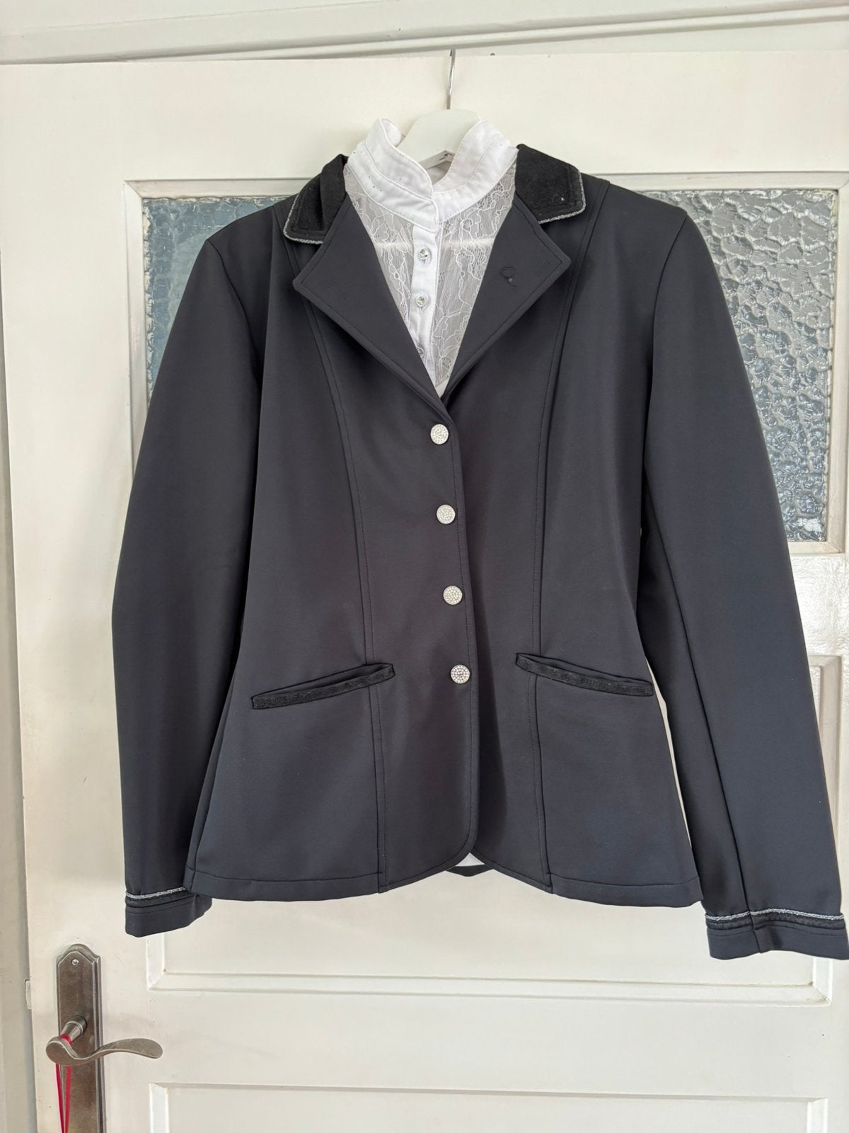 Wedstrijdjasje QHP zwart maat 40, Dieren en Toebehoren, Paardrijkleding, Gebruikt, Dressuur, Ophalen of Verzenden, Dames