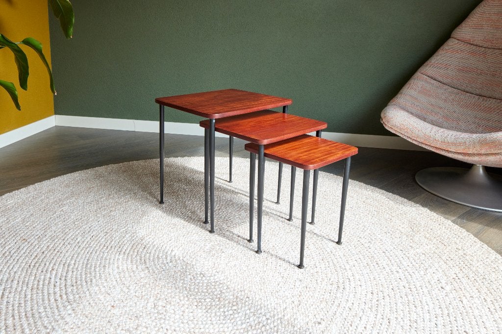 Mid-century mimiset - slank en elegant, Huis en Inrichting, Tafels | Bijzettafels, Minder dan 55 cm, Vintage/mid-century, Zo goed als nieuw