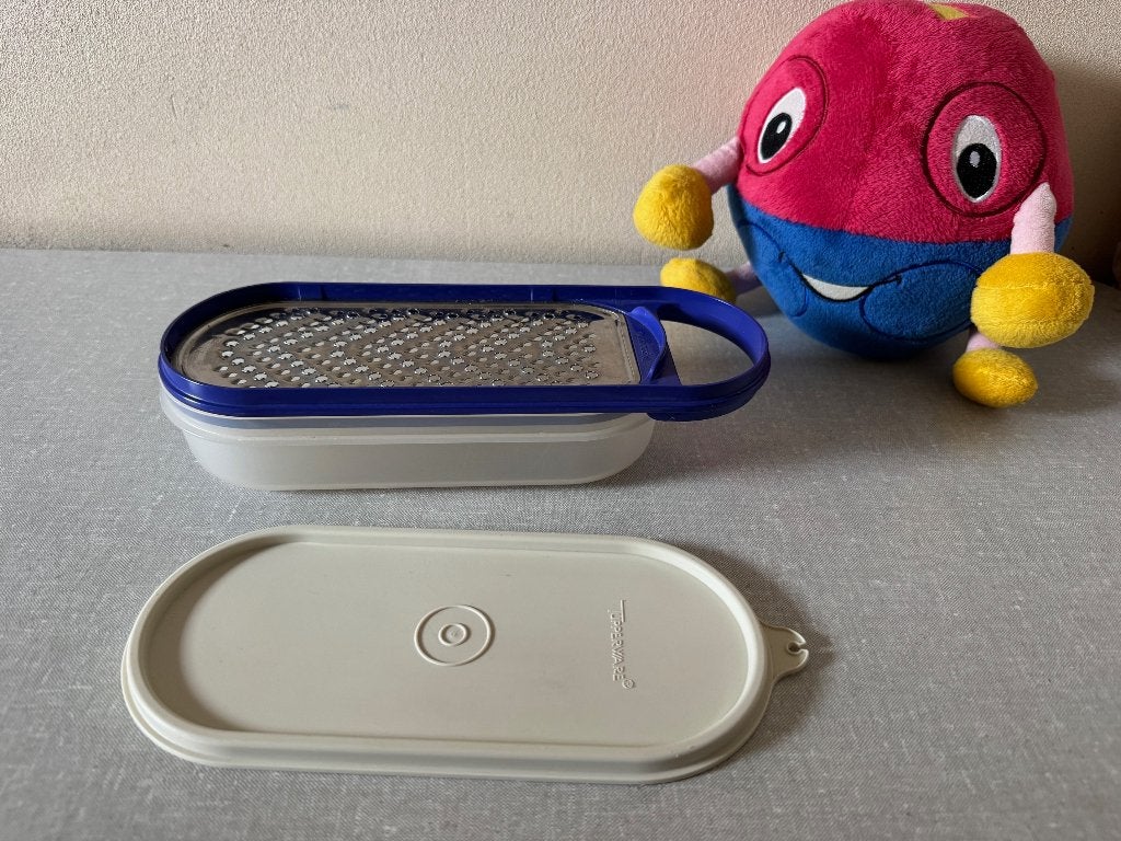 Z.G.A.N kaasrasp - rasp METAAL met opvangbak van TUPPERWARE, Blauw, Overige typen, Ophalen of Verzenden, Zo goed als nieuw