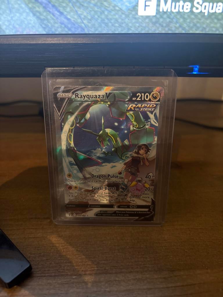 Rayquaza V (Full Art) Pokémon Kaart - Rapid Strike, Ophalen of Verzenden, Zo goed als nieuw, Losse kaart