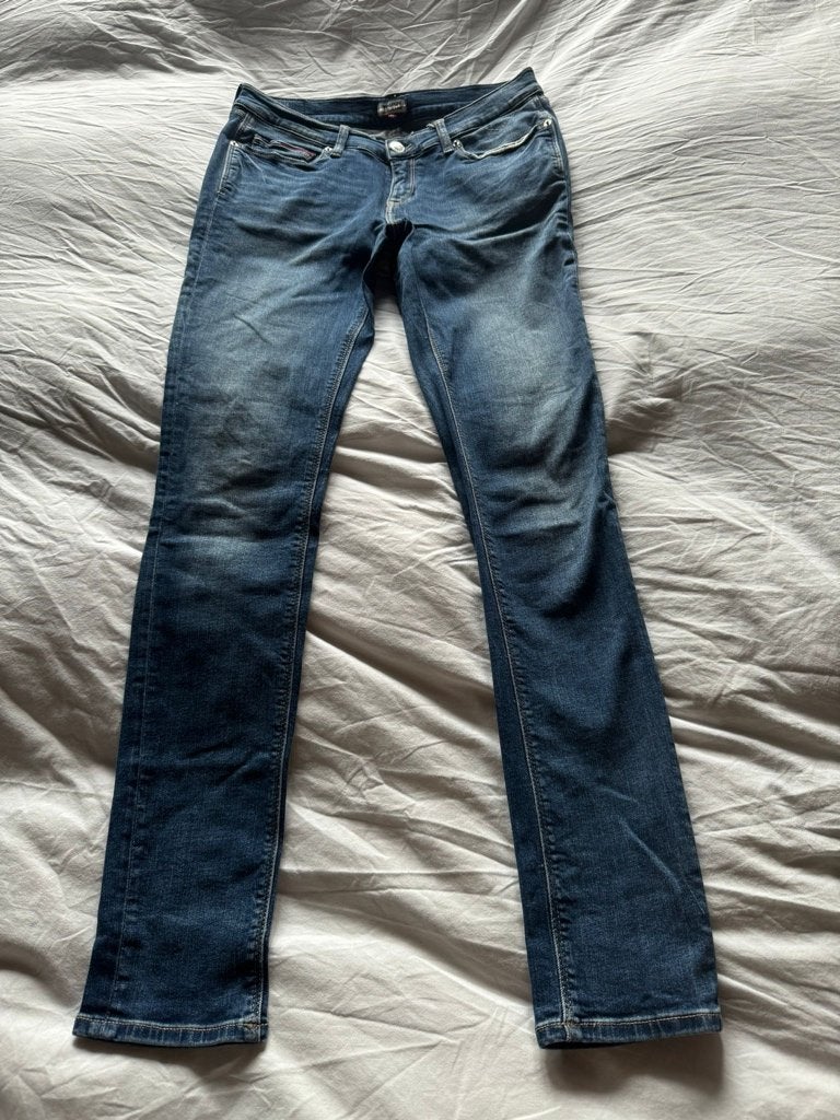 + Zo goed als nieuwe Tommy Jeans spijkerbroek. Maat 29/32., Zo goed als nieuw, W28 - W29 (confectie 36), Tommy Jeans, Verzenden