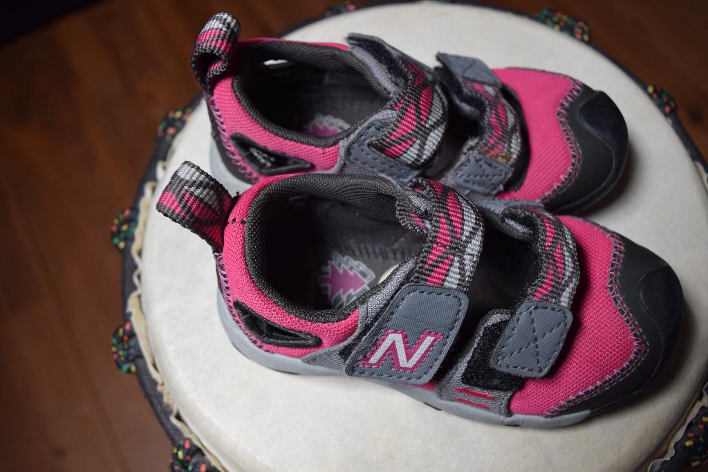 New Balance sandalen mt 23,5, Meisje, Overige typen, Ophalen of Verzenden, Zo goed als nieuw