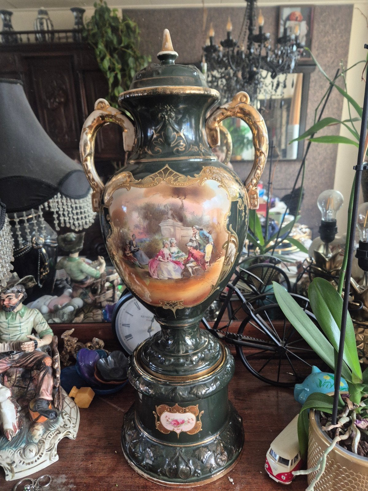 Antieke decoratieve vaas met handgeschilderde scènes, Ophalen