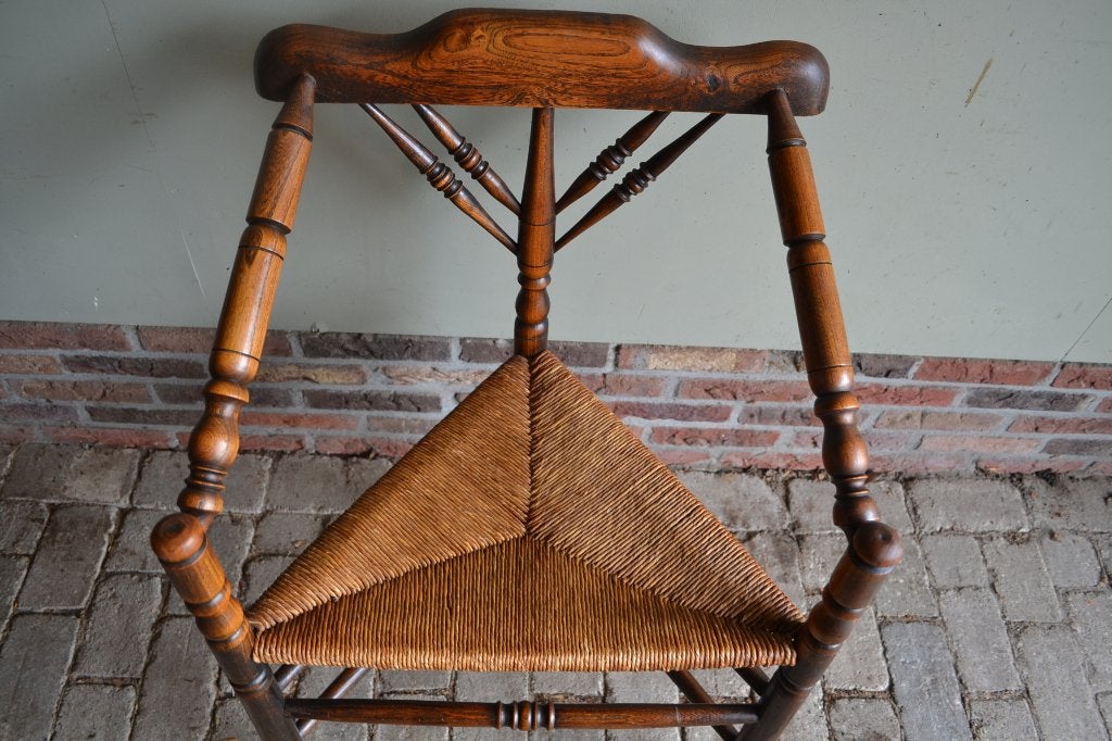 Prachtige antieke eiken houten hoekstoel met biezen zitting, Verzenden