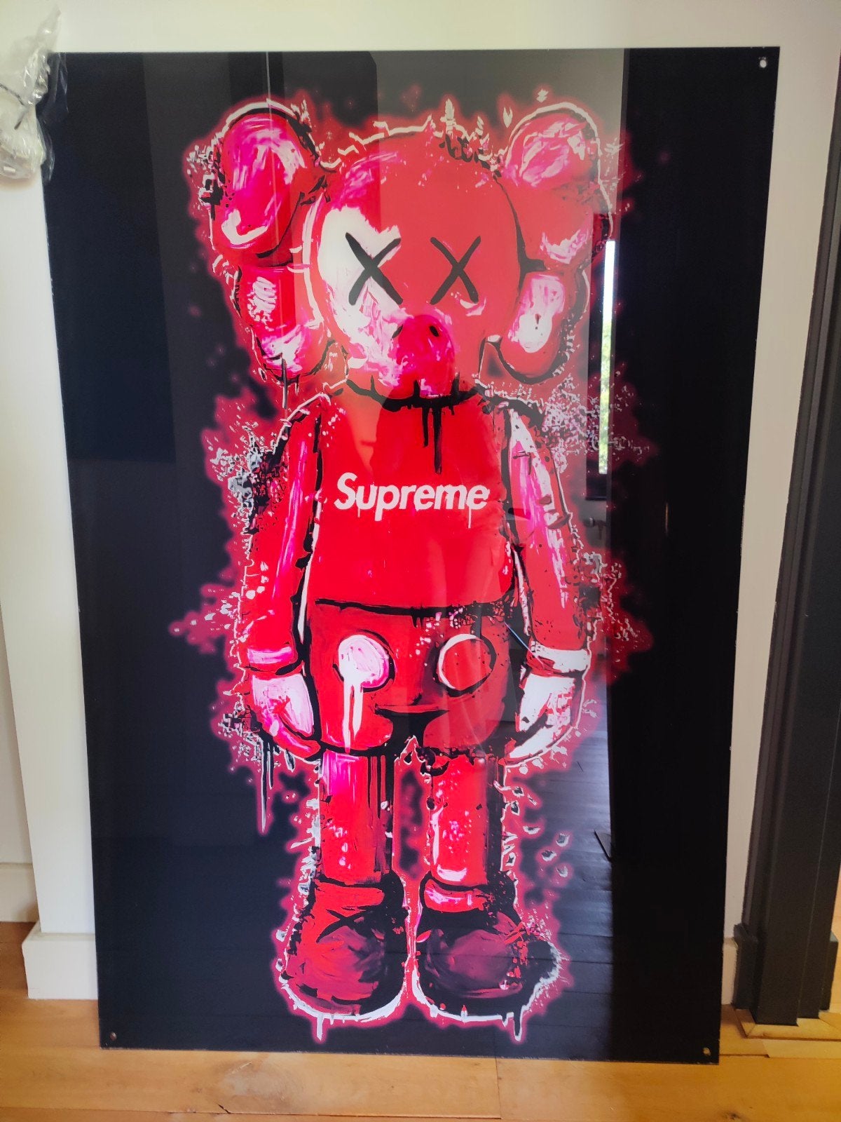 Wallfield KAWS Supreme glasschilderij 100x150 Limited Editio, Ophalen, Kunststof, Print, Stripfiguren/cartoons