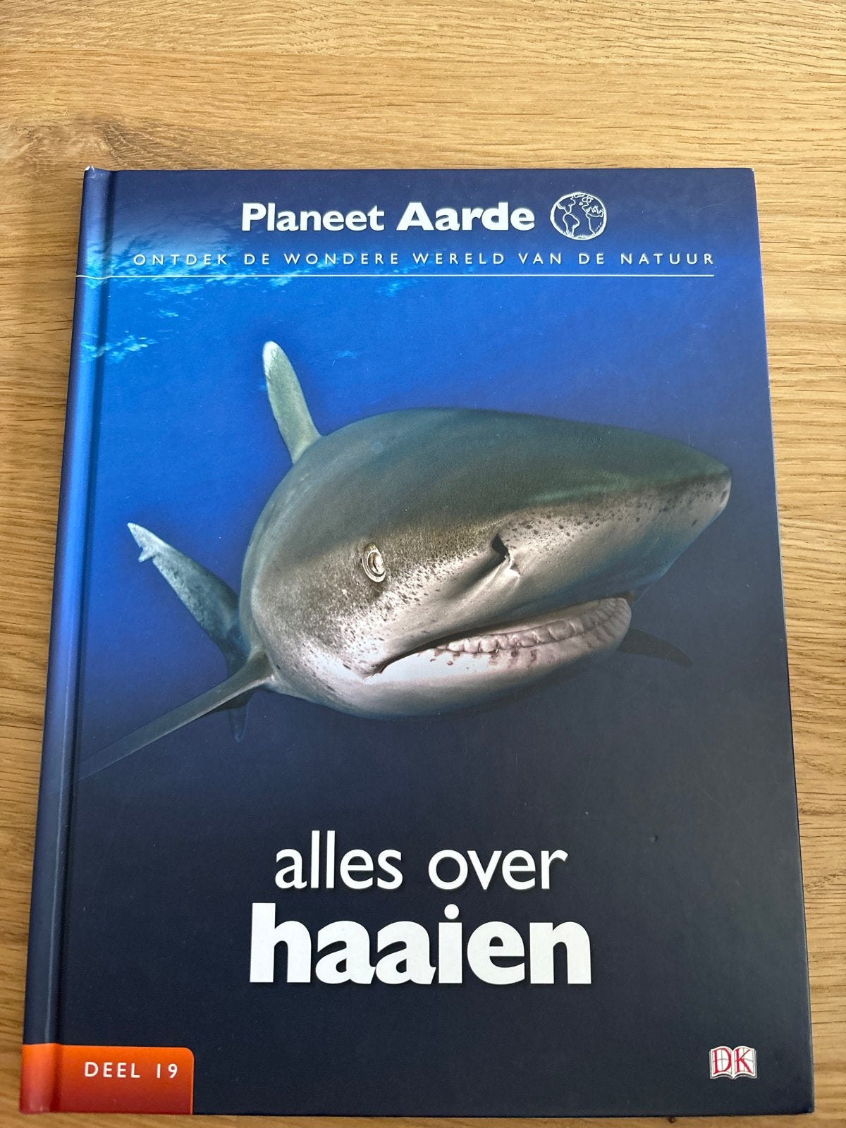 Planeet Aarde: Alles over haaien - Deel 19, Boeken, Ophalen of Verzenden, Zo goed als nieuw, Natuur algemeen