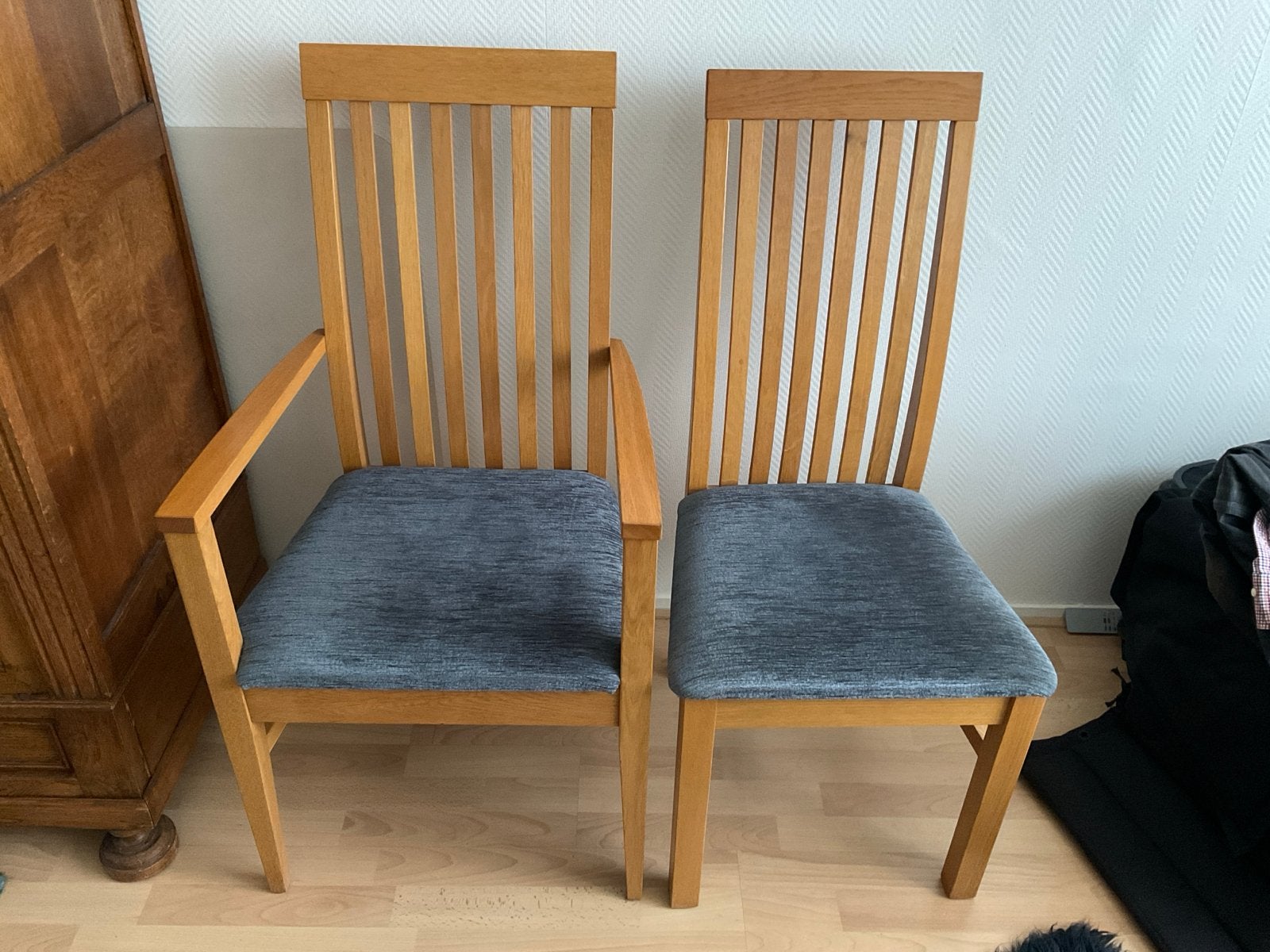 Twee houten stoelen met stoffen zitting, Huis en Inrichting, Gebruikt, Twee, Overige kleuren, Ophalen of Verzenden