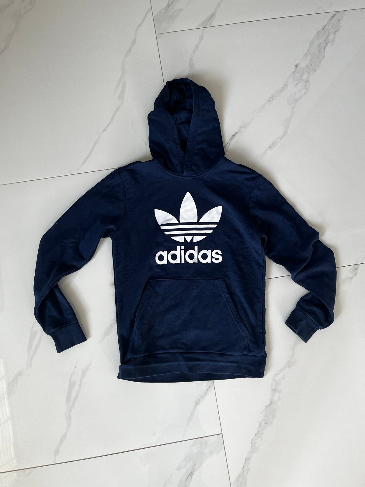 Nieuwe Adidas trui met capuchon - Maat 14/15 jaar, Ophalen of Verzenden, Nieuw, Jongen of Meisje, Trui of Vest