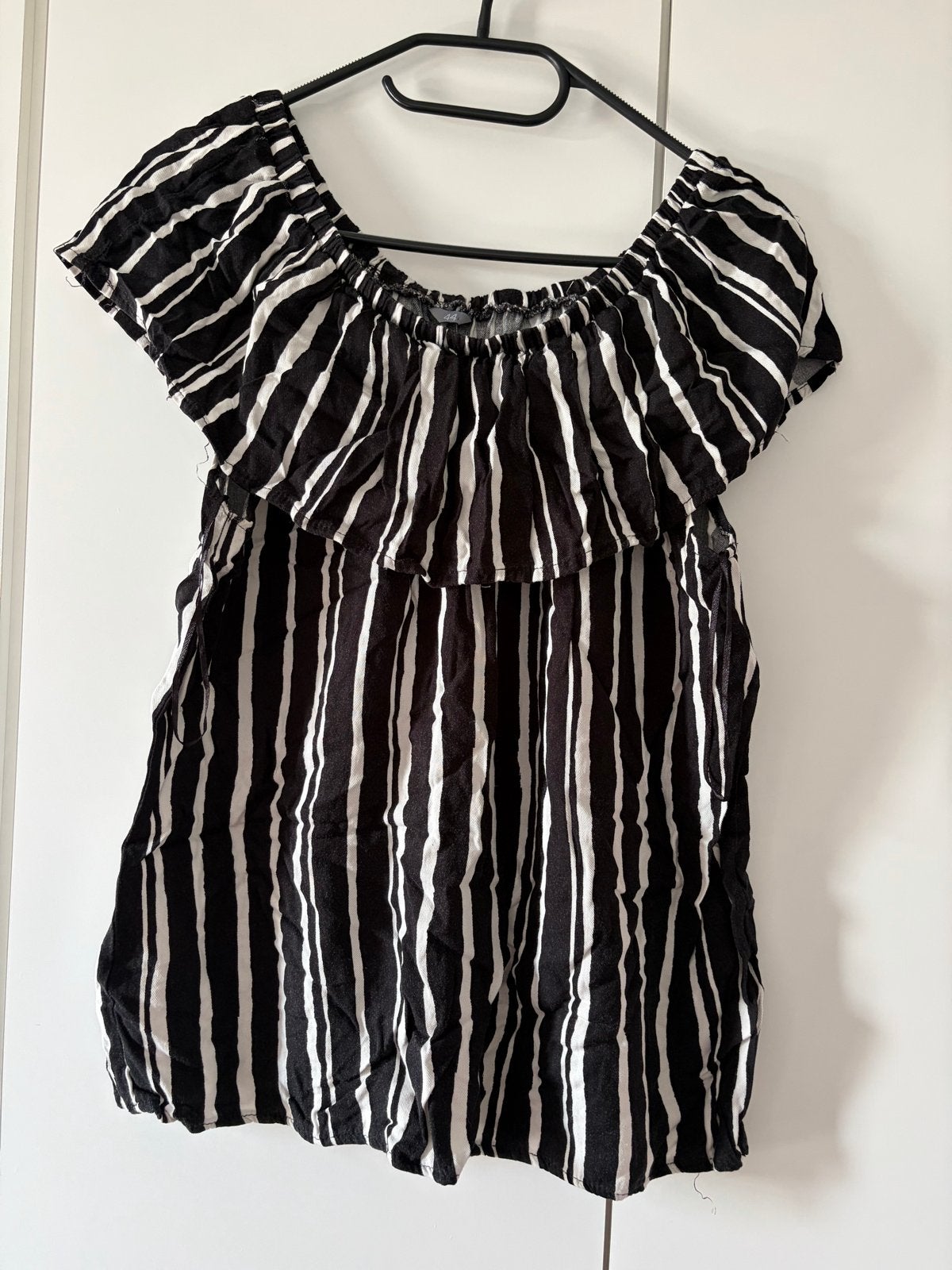 Zwart-wit gestreepte off-shoulder top, Zwart, Maat 42/44 (L), Ophalen of Verzenden, Zo goed als nieuw