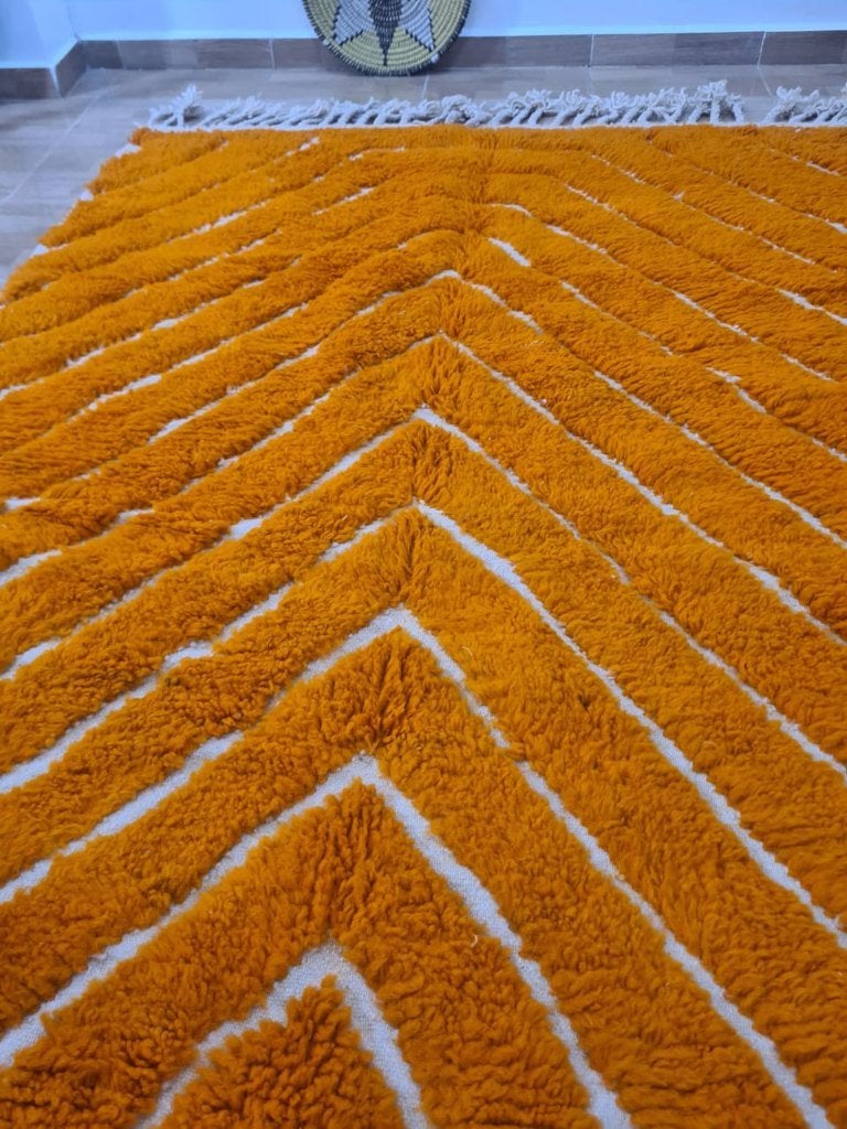 Beni Ouarain vloerkleed 200x300 – oranje crème lijnen, Boho, handgemaakt, geometrisch, chevron, MarocCarpets, Info@maroccarpets.nl