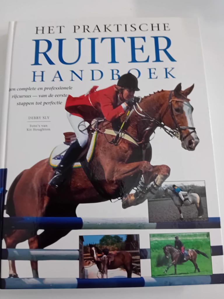 * Het praktische ruiter handboek - Debby Sly, Ophalen of Verzenden, Zo goed als nieuw, Honden