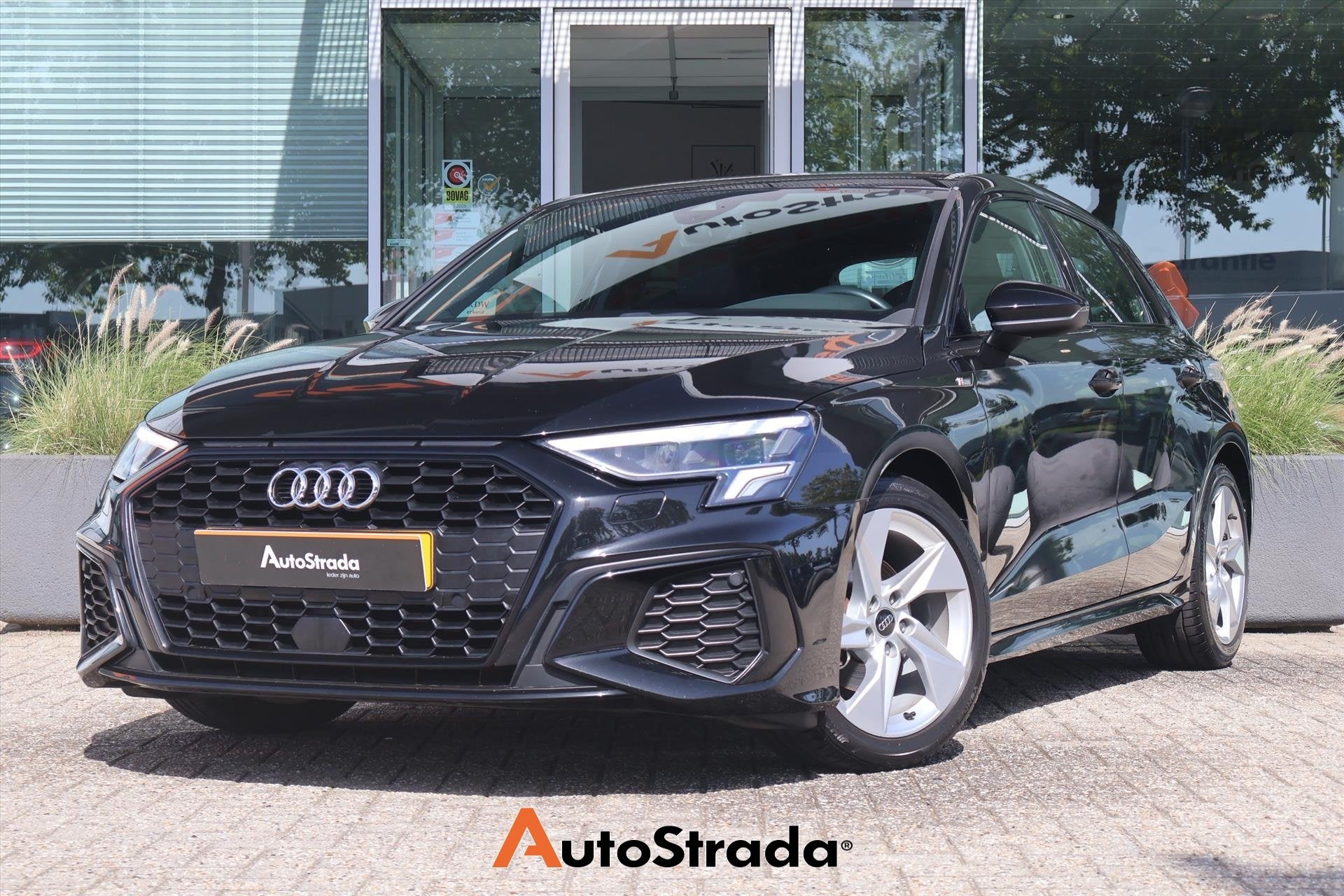 Audi A3 Sportback 35 S-Line TFSI 150pk | Navi | Trekhaak | R, Dealer onderhouden, 4 cilinders, Zwart, Bedrijf