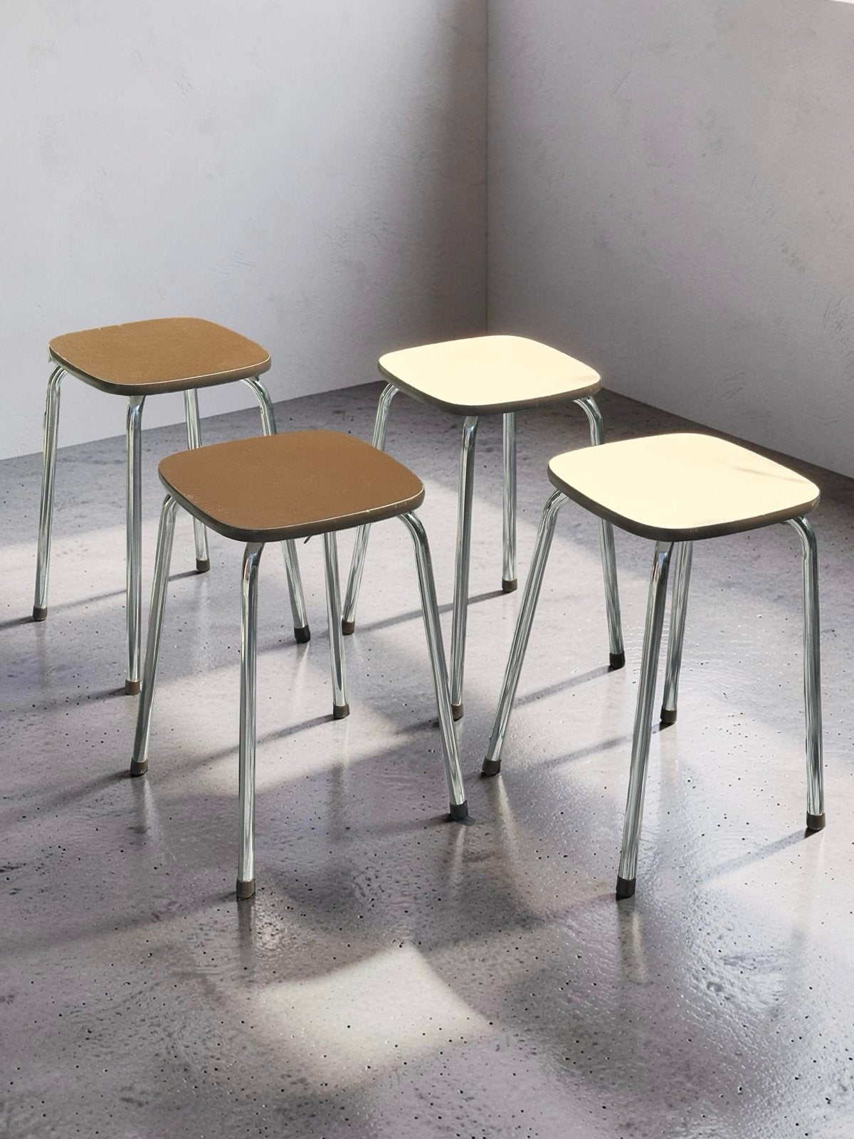 Set van 4 vintage Formica krukjes bruin en beige, Ophalen of Verzenden, Zo goed als nieuw, Kunststof
