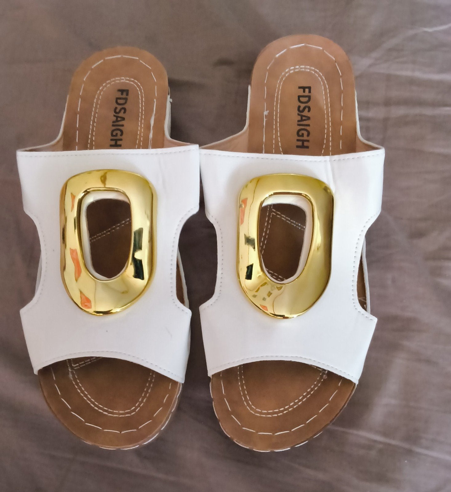 Witte slippers met gouden gesp, maat 40, Slippers, Wit, Nieuw, Ophalen of Verzenden