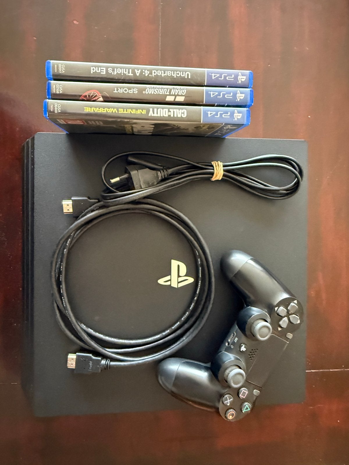 Playstation 4 Pro 1TB, controller en 3 spellen (2018 model)