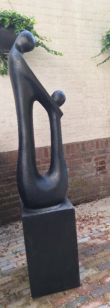 Stenen tuinbeeld met sokkel van 'Moeder en kind', Ophalen, Gebruikt, Steen, Mensenbeeld