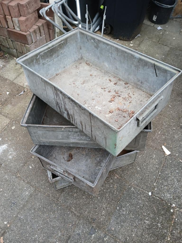Oude metalen bakken 52x34 cm - 4 stuks (ook per stuk), Doe-het-zelf en Verbouw, Kratten en Dozen, Ophalen, 50 tot 75 cm, Minder dan 40 cm