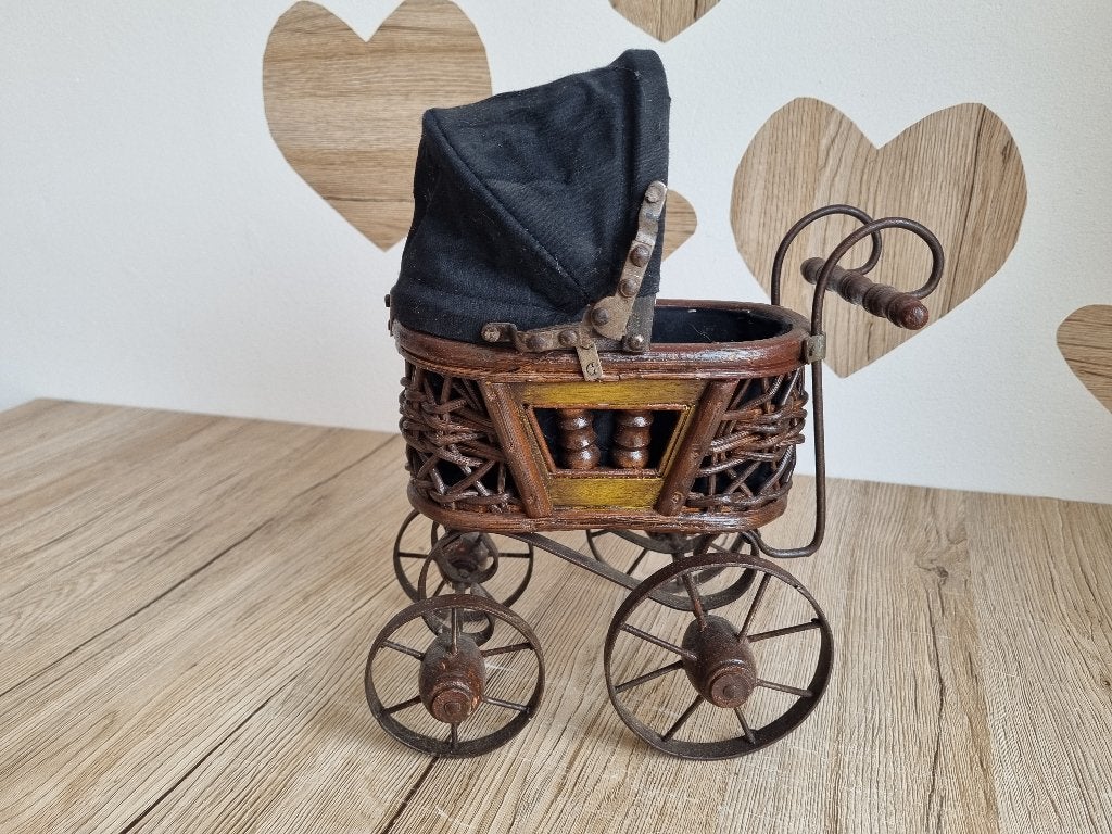 Prachtige Antiek Victoriaanse Poppenwagen Hout Metaal Wicker, Overige onderwerpen, Houtsnijwerk, Verzenden, Handgemaakt