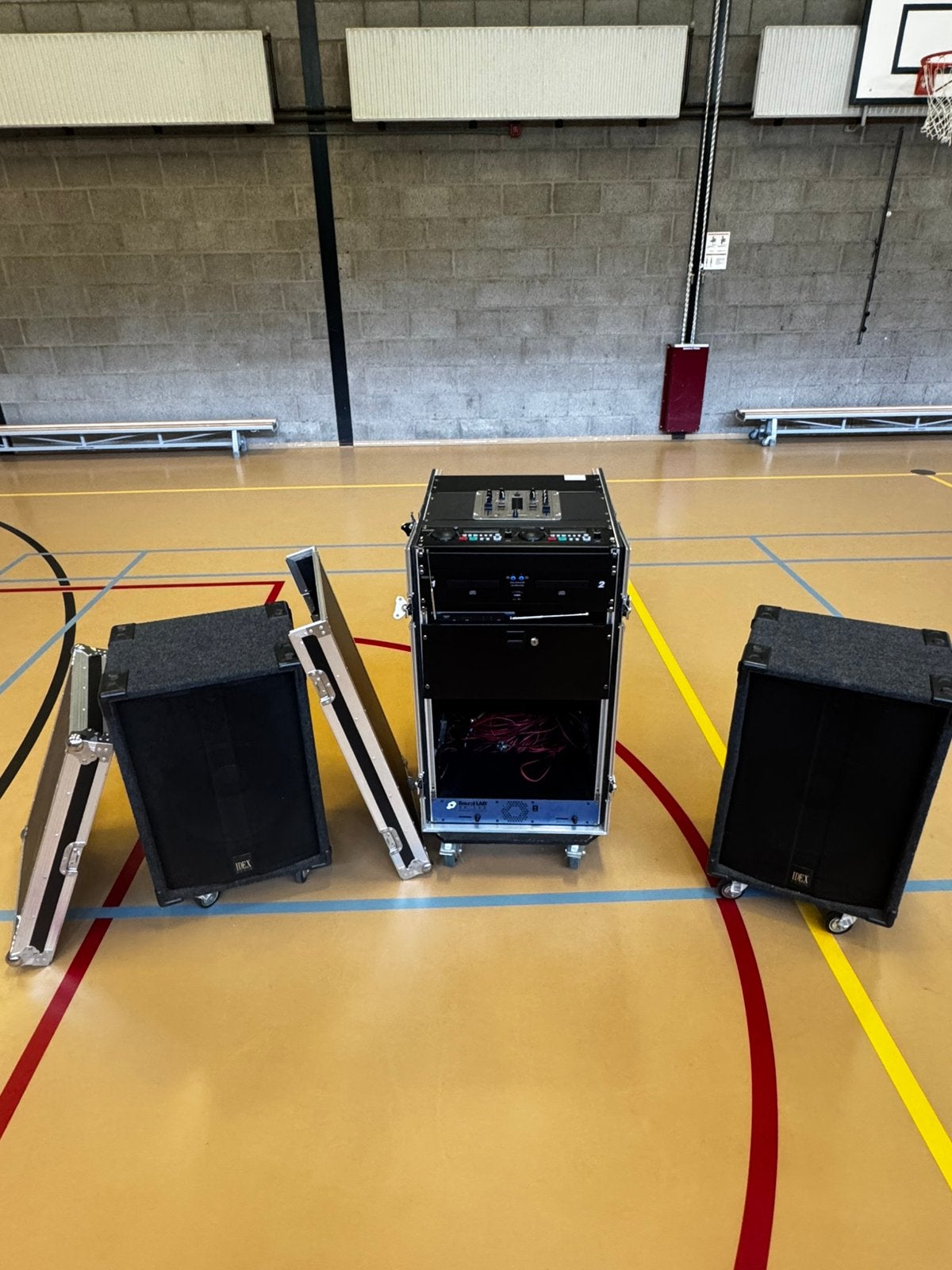 Complete mobiele DJ-/geluidsinstallatie in flightcase, Muziek en Instrumenten, Ophalen, Zo goed als nieuw