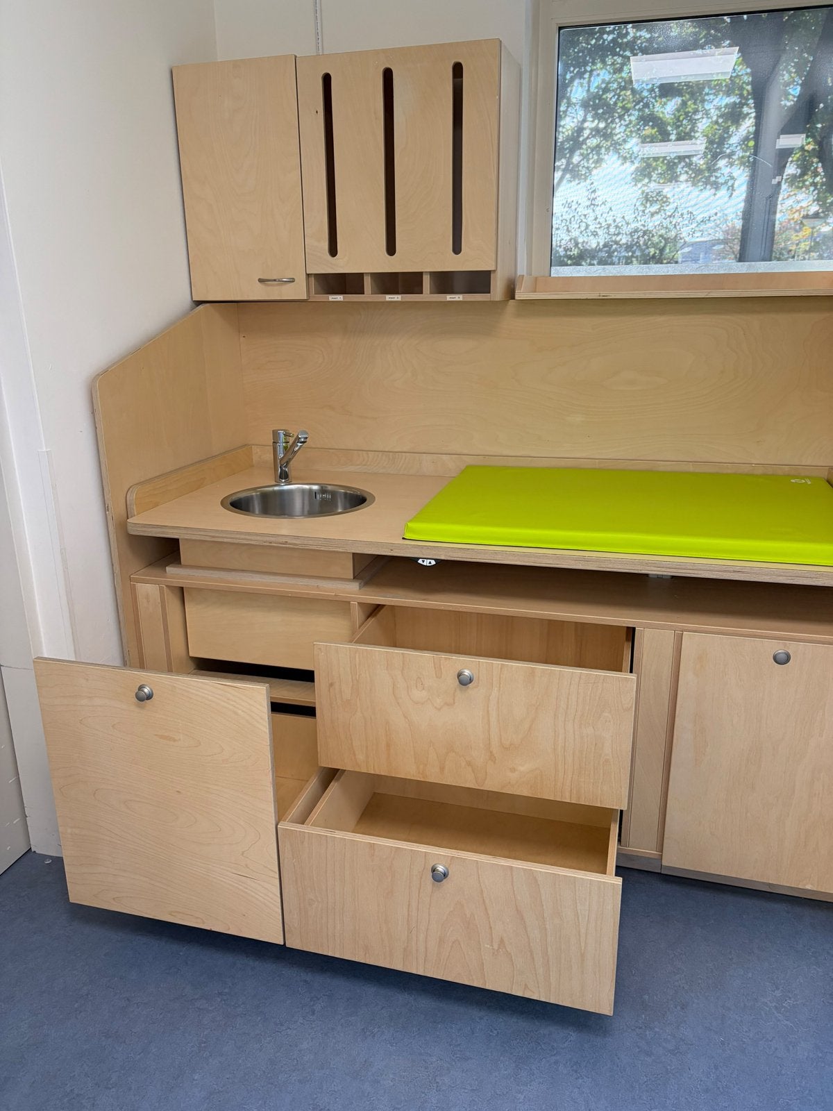 Foto 4 van In hoogte verstelbare commode met kraan, trapje en luierkast