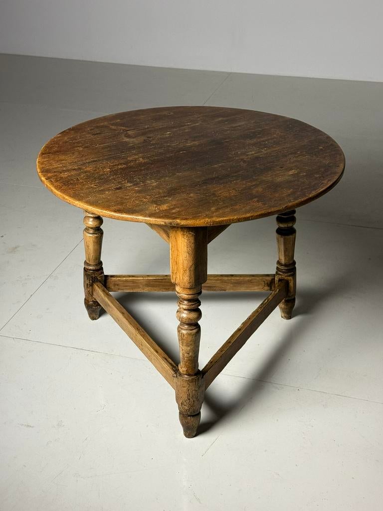 Grenen centertable landelijk 19e eeuw, Ophalen