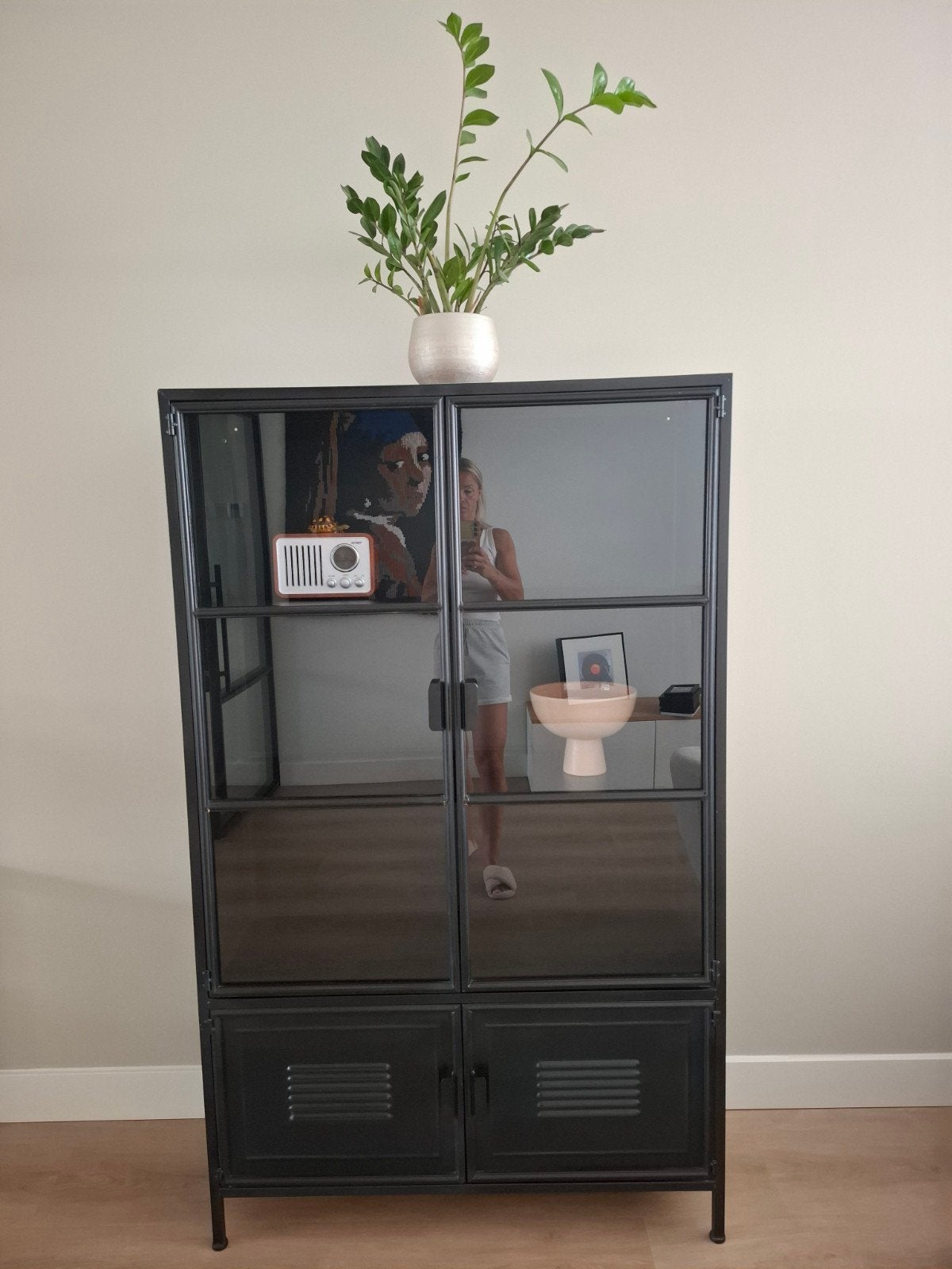 Zwarte industriële vitrinekast met glazen deuren, Huis en Inrichting, Kasten | Boekenkasten, Met deur(en), Zo goed als nieuw, Glas