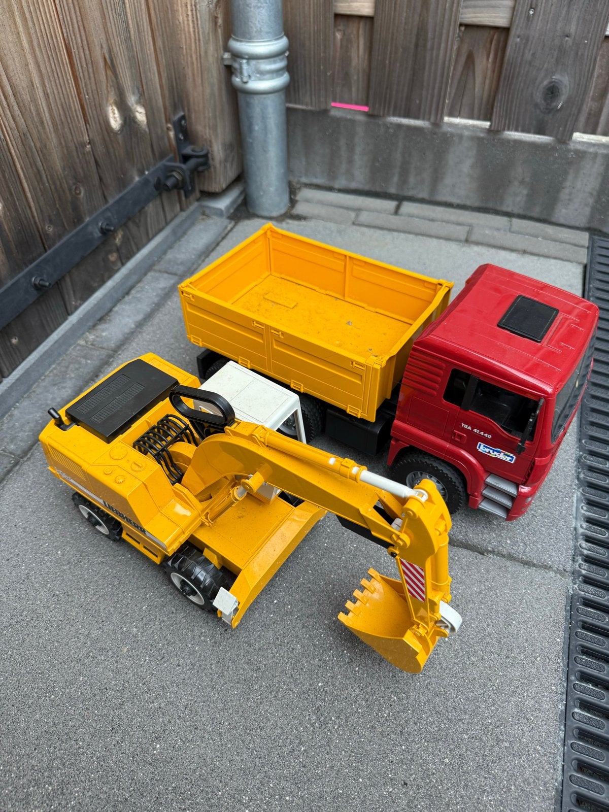 Bruder Liebherr graafmachine en MAN vrachtwagen, Ophalen, Gebruikt