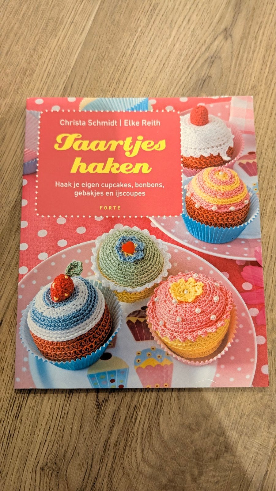 Taartjes haken: Cupcakes, bonbons, gebakjes & ijscoupes, Hobby en Vrije tijd, Ophalen of Verzenden, Zo goed als nieuw, Haken, Patroon of Boek