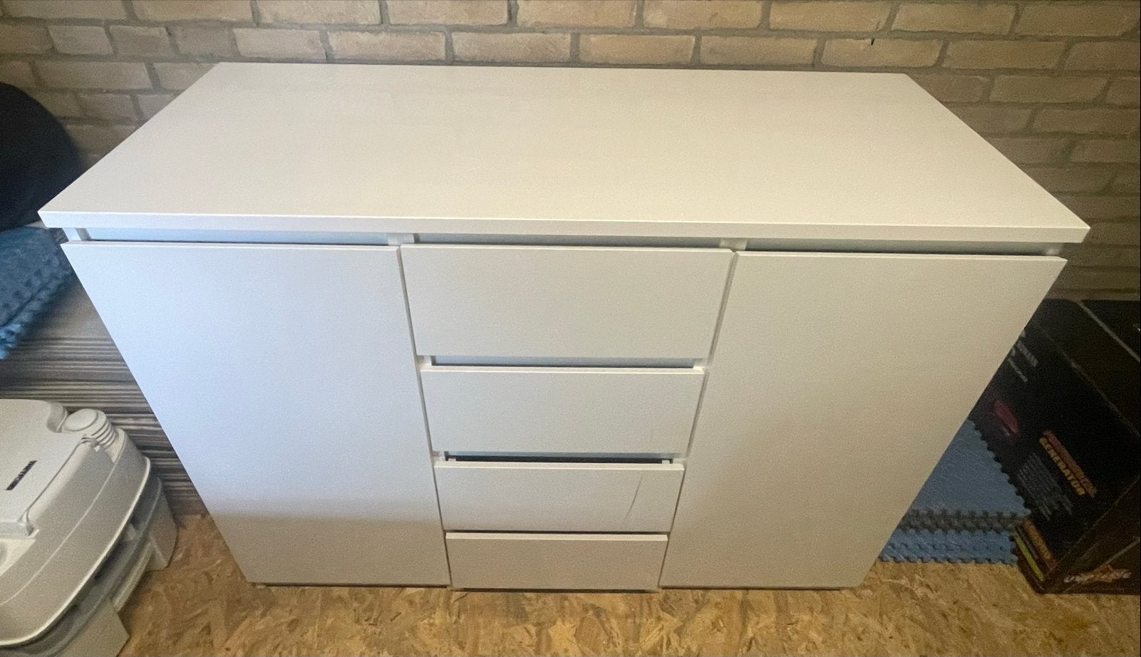 Witte ladekast/dressoir met 4 lades en 2 deuren, Ophalen, Overige materialen, Gebruikt, 100 tot 150 cm