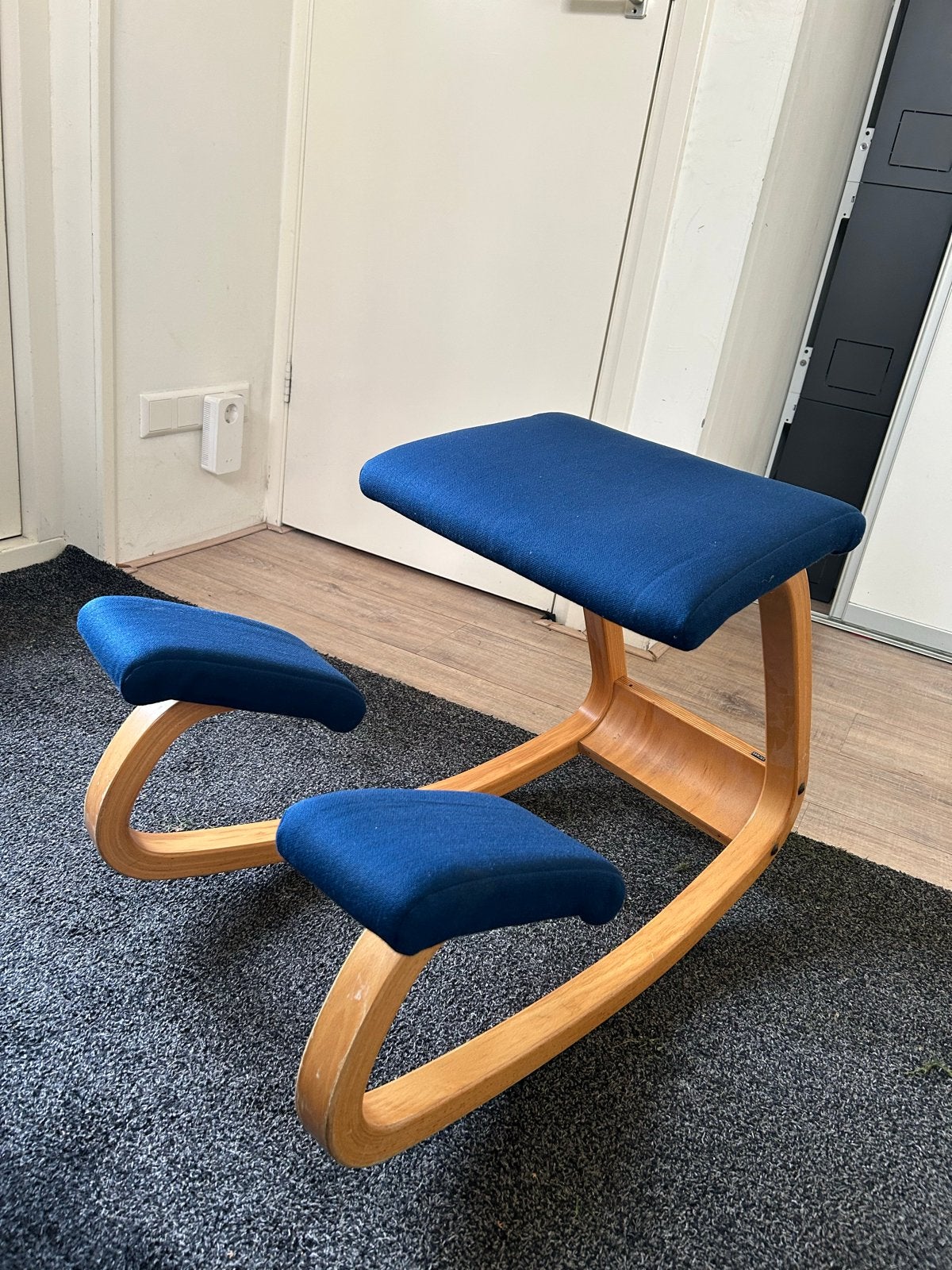Stokke Kniestoel - Ergonomisch en Comfortabel, Huis en Inrichting, Ophalen, Blauw, Zo goed als nieuw, Eén