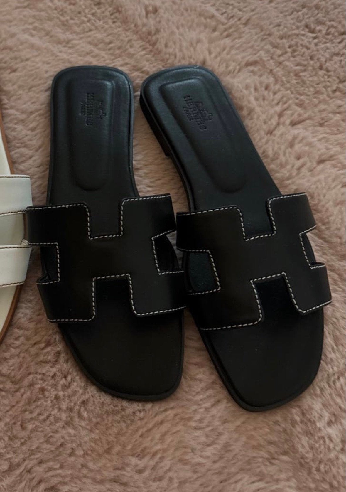 Hermes oran slippers zwart 38, Ophalen of Verzenden, Zo goed als nieuw, Zwart