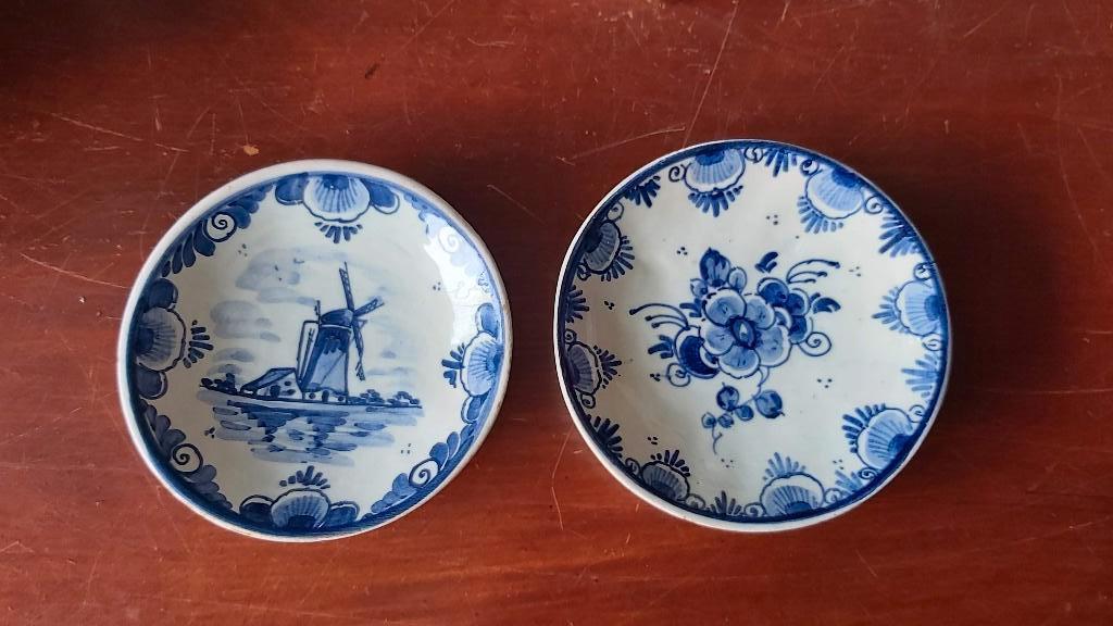 Delfts porselein, 2 verschillende setjes borden, Antiek en Kunst, Ophalen of Verzenden