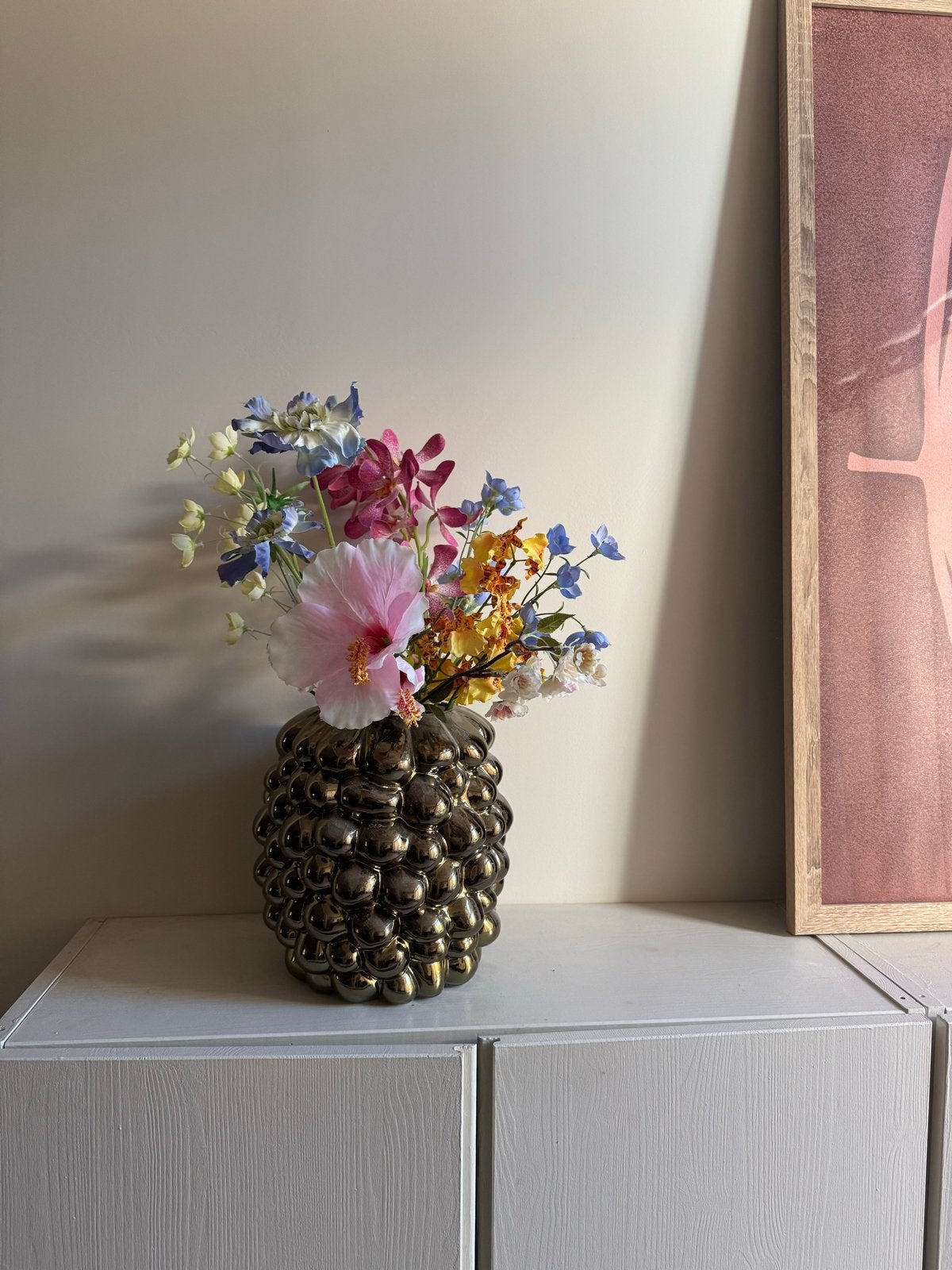 Goudkleurige vaas met kunstbloemen, Ophalen, Overige materialen, Met patroon/structuur, Nieuw