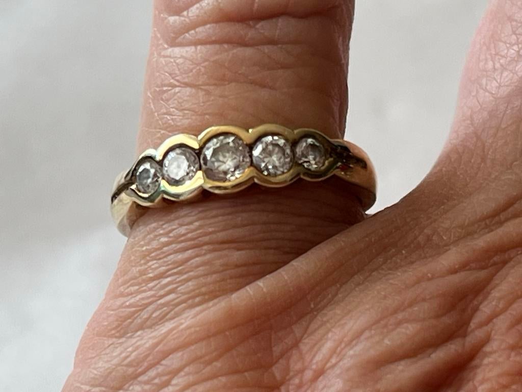 Gouden ring met heldere saffieren, Sieraden, Tassen en Uiterlijk, Ringen, Verzenden, Zo goed als nieuw, 17 tot 18, Met edelsteen