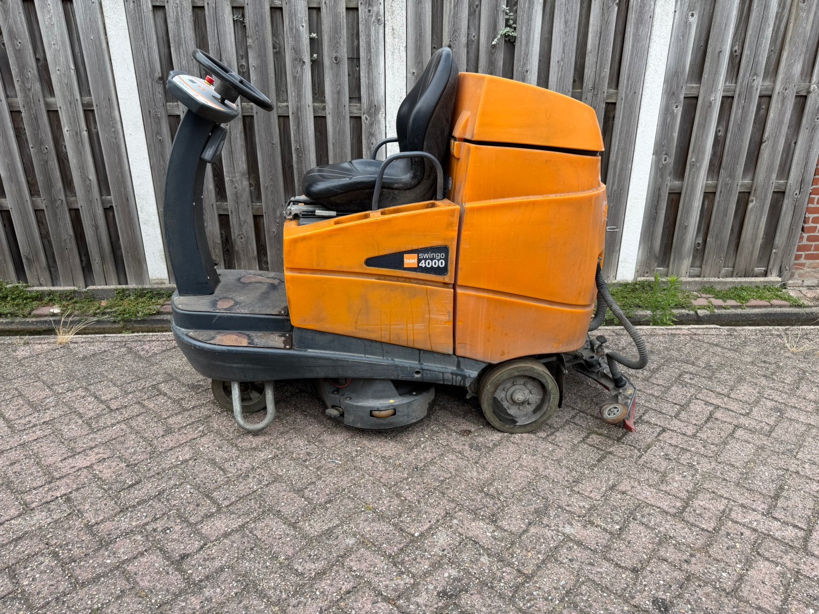 Volledig werkend! Taski Swingo 4000 schrobzuigmachine accu, Ophalen of Verzenden