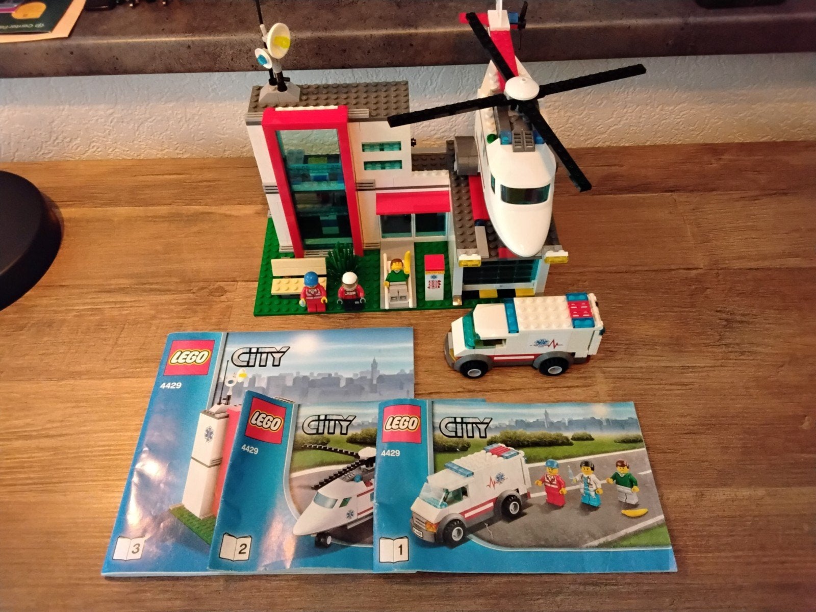 LEGO CITY Ziekenhuis - 4429

Mist 1 dokter en 2 stikkers op