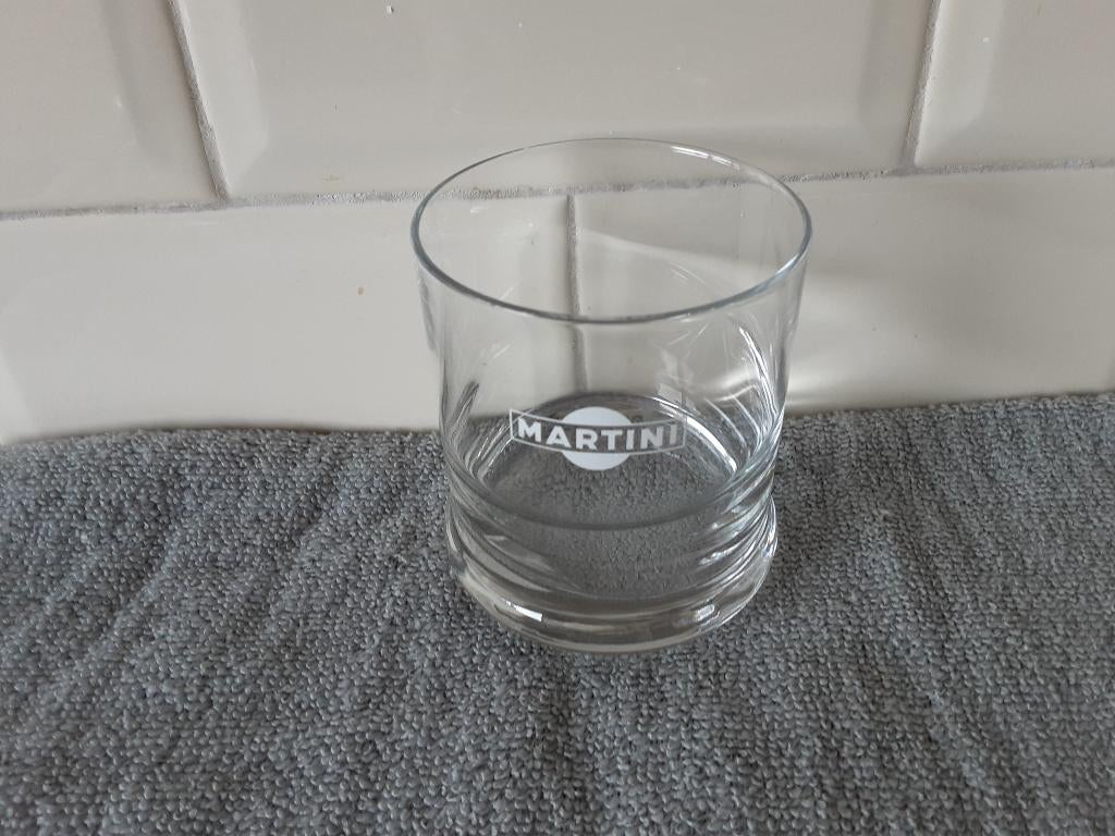 MARTINI glas met witte logo (klein), Verzamelen, Glas en Borrelglaasjes, Ophalen of Verzenden, Zo goed als nieuw, Borrel- of Shotglas