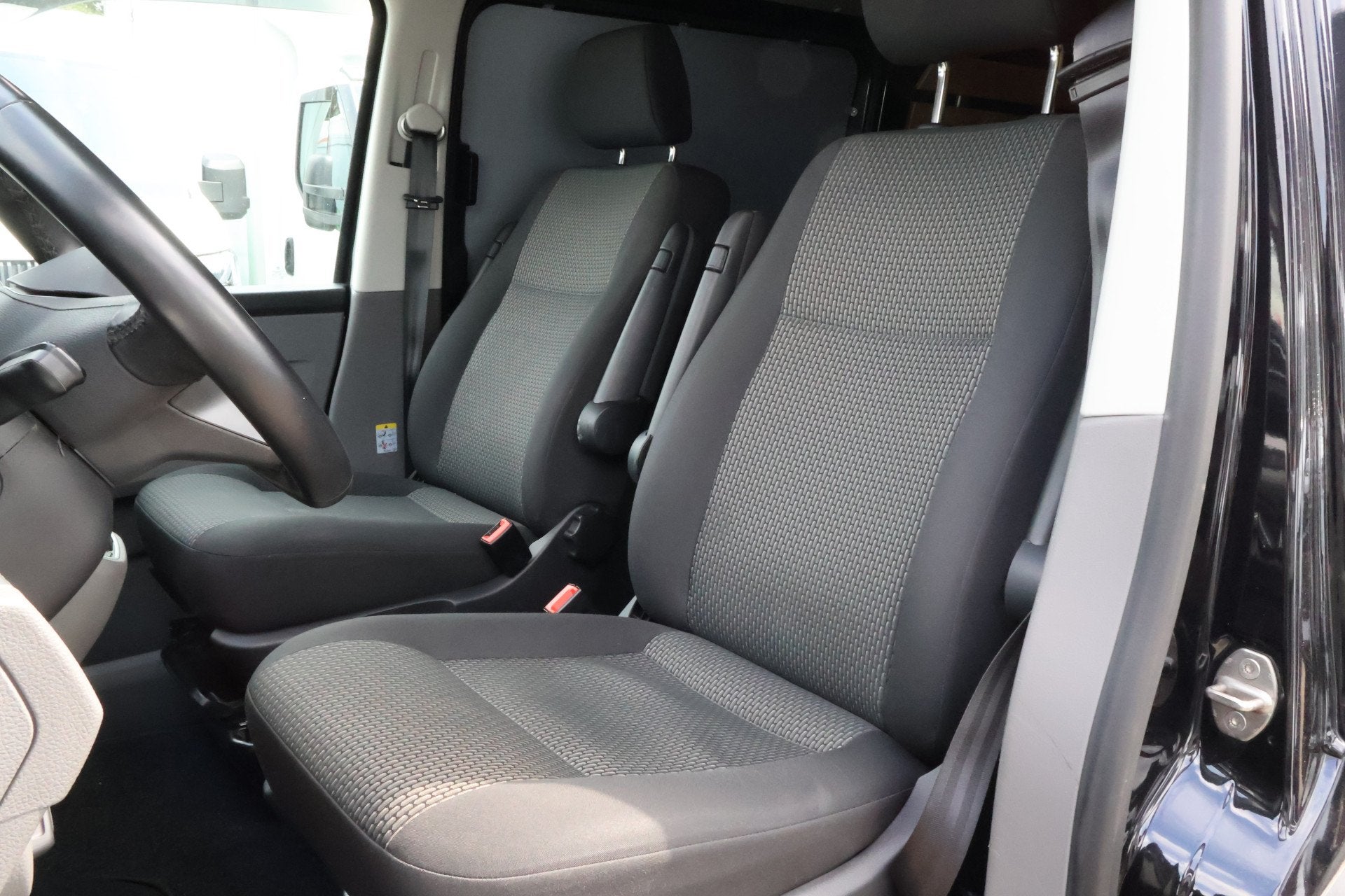 Foto 2 van Volkswagen Transporter 2.0 TDI L1 H1 4Motion Automaat Bulli