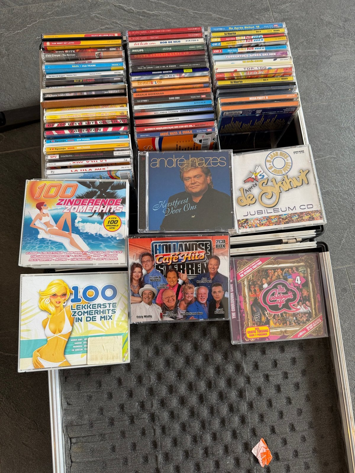CD koffer met 71 diverse zomer-, Nederlandstalige en après-s, Ophalen, Gebruikt, Verzamelalbum, Inclusief doosje