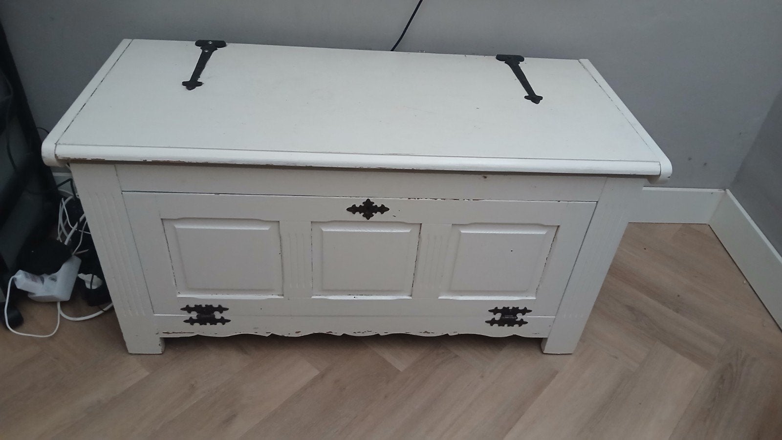 Witte kist met gebruikerssporen - 102x53x44 cm, Ophalen, 50 – 75, Minder dan 50 cm, Gebruikt